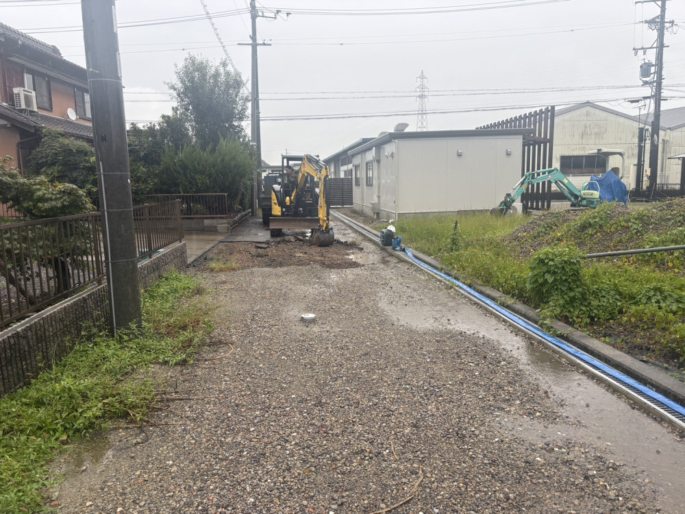 私道の舗装工事を行いました。路面を整え、車両や歩行者が通行しやすい安全で快適な道路に仕上げました。