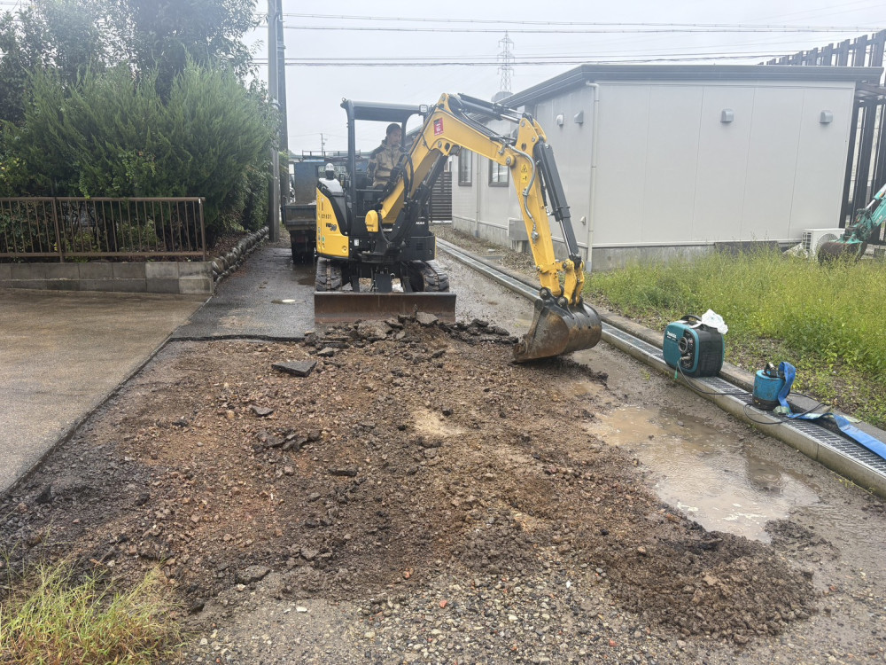 私道の舗装工事を行いました。路面を整え、車両や歩行者が通行しやすい安全で快適な道路に仕上げました。