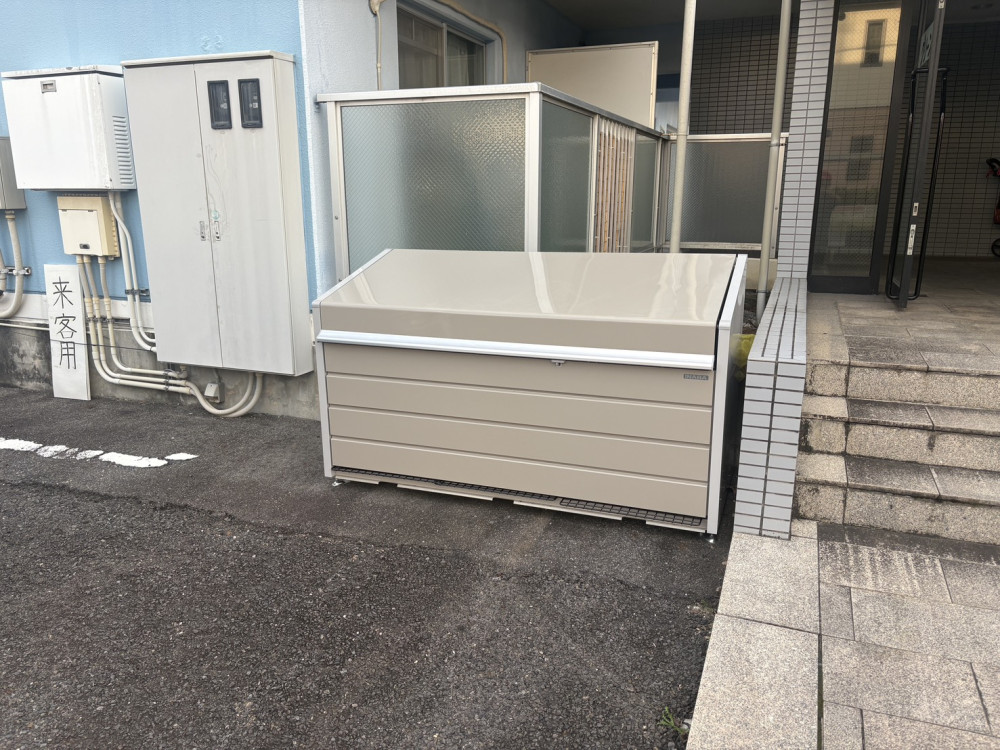集合住宅にイナバ物置「シンプリーMJX-119EP」を9台設置し、入居者様の収納スペースを確保。あわせて「ダストボックスミニDBN-187M」も設置しました。