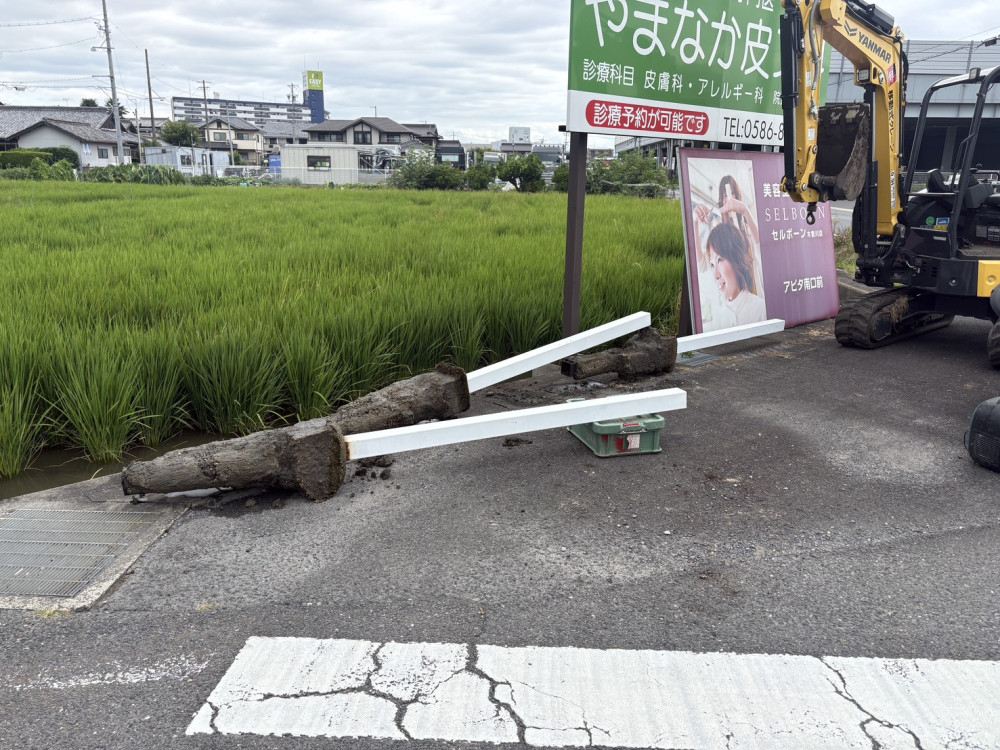 愛知県一宮市にて、野建て看板の撤去工事を行いました。安全に配慮しながら既存看板を丁寧に撤去しました！