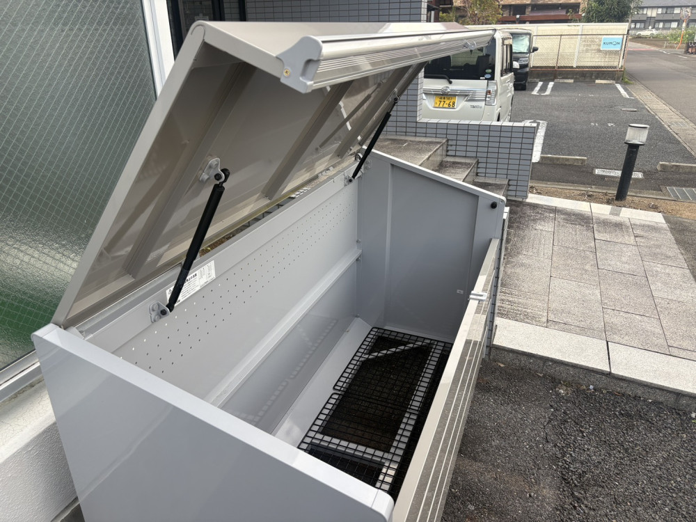 集合住宅にイナバ物置「シンプリーMJX-119EP」を9台設置し、入居者様の収納スペースを確保。あわせて「ダストボックスミニDBN-187M」も設置しました。